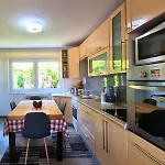 Sun - Free Garage, Air Conditioner In Rooms, Garden Daire