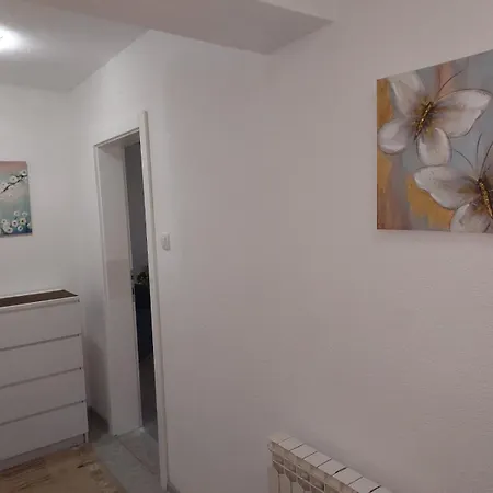 Sun - With A Free Garage And Garden With A Bbq
