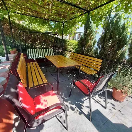 Sun - With A Free Garage And Garden With A Bbq *
