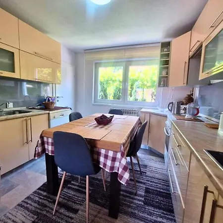 Sun - With A Free Garage And Garden With A Bbq