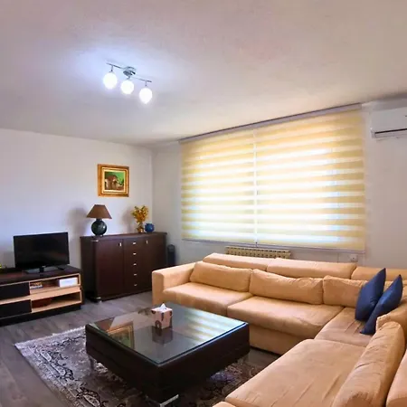 Sun - Free Garage, Air Conditioner In Rooms, Garden *