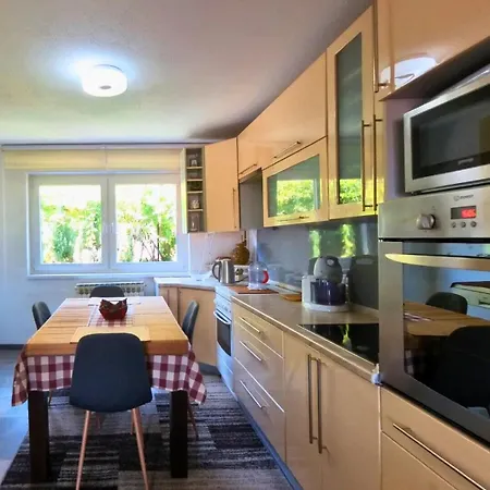 Sun - Free Garage, Air Conditioner In Rooms, Garden Lägenhet
