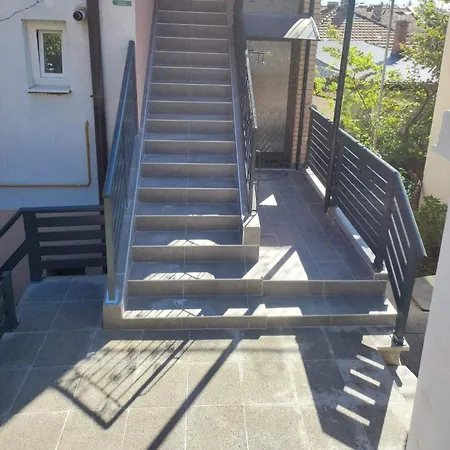 Sun - Free Garage, Air Conditioner In Rooms, Garden