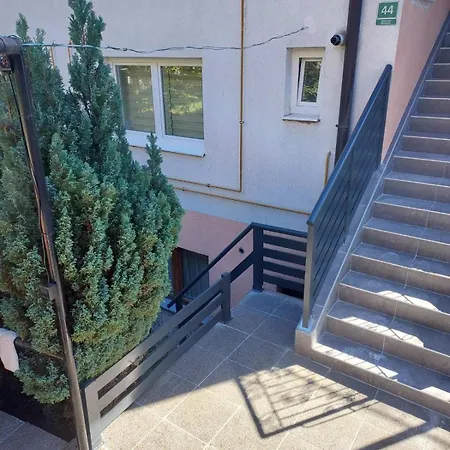 Sun - Free Garage, Air Conditioner In Rooms, Garden Apartman Sarajevo