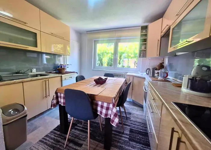 Sun - Free Garage, Air Conditioner In Rooms, Garden