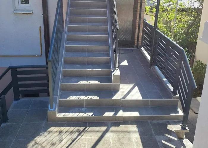 Sun - Free Garage, Air Conditioner In Rooms, Garden